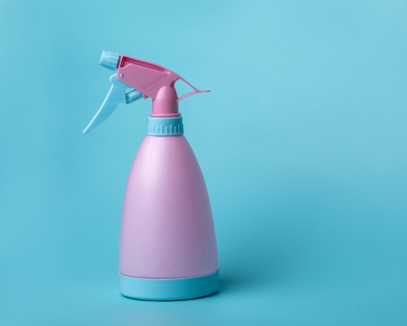 Reinigungsspray auf Stoff