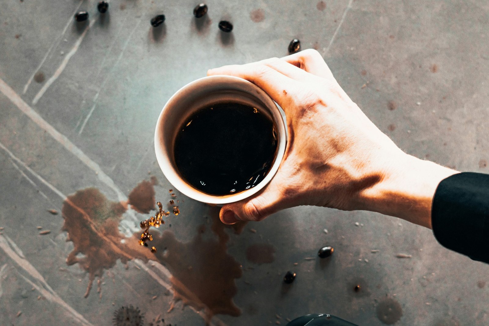 Reinigung eines Kaffeeflecks