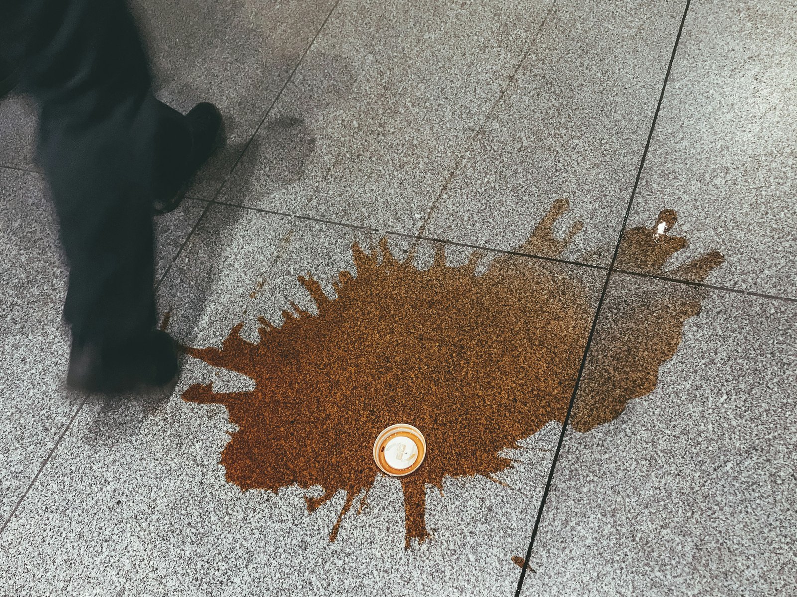 Verschütteter Kaffee auf Stoff