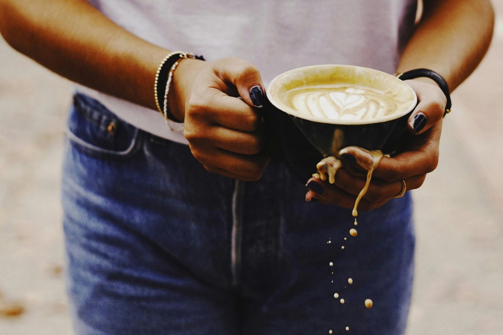 Kaffeefleck unterwegs auf Kleidung
