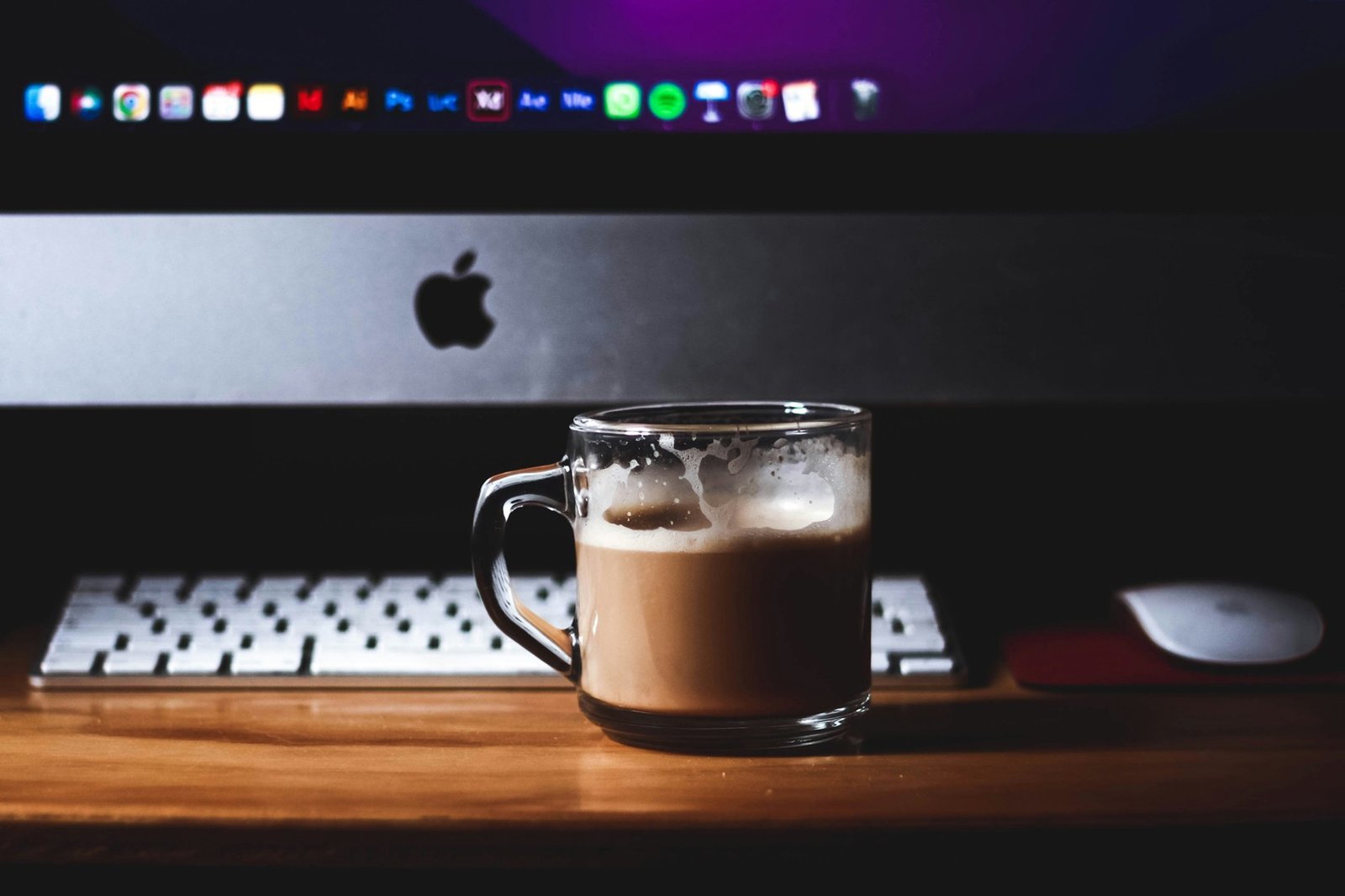 Kaffeetasse auf Schreibtisch