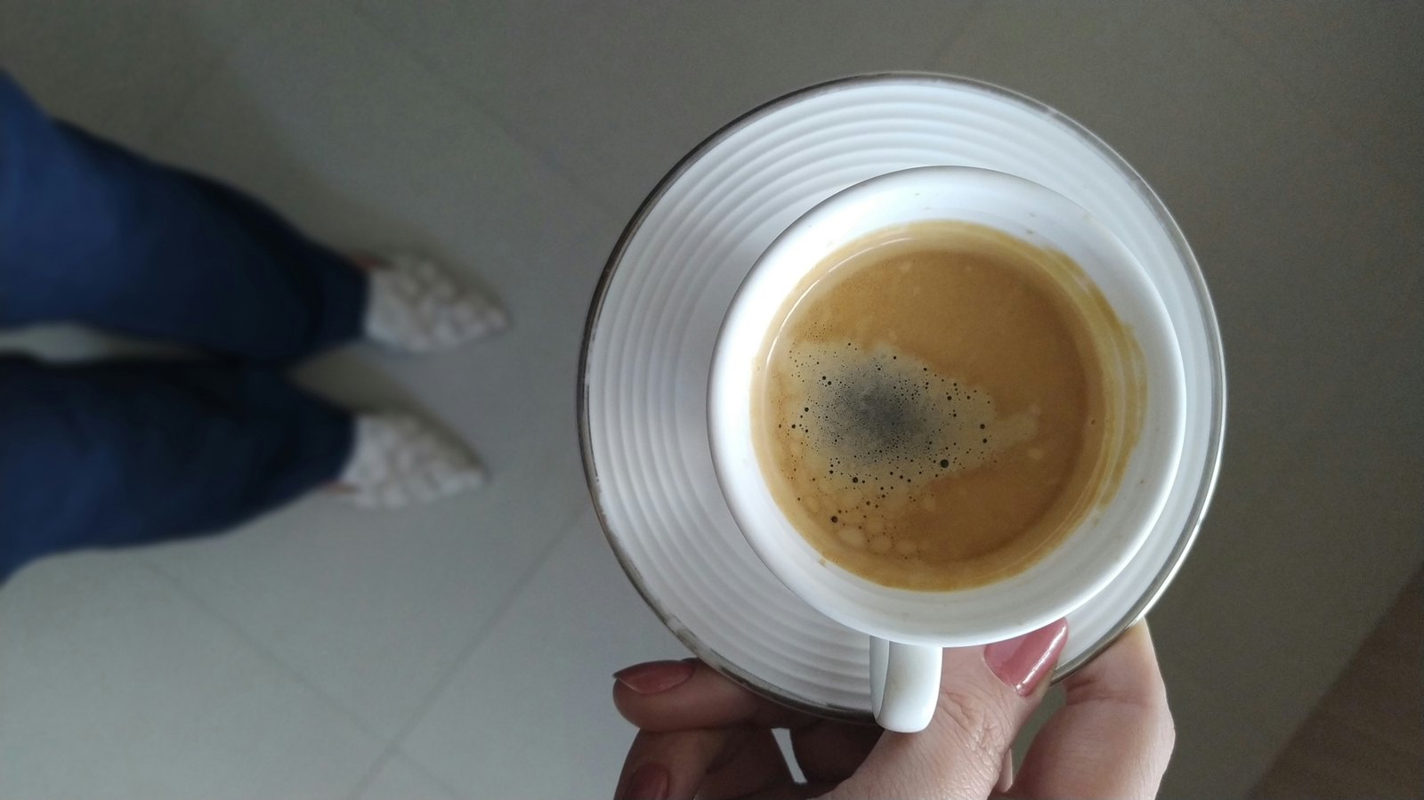Frischer Kaffeefleck auf Stoff