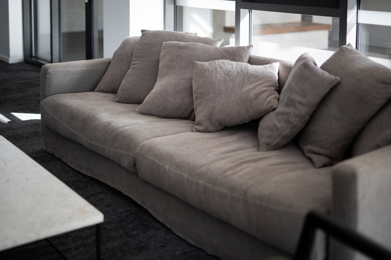 Helles Sofa mit Kaffeefleck
