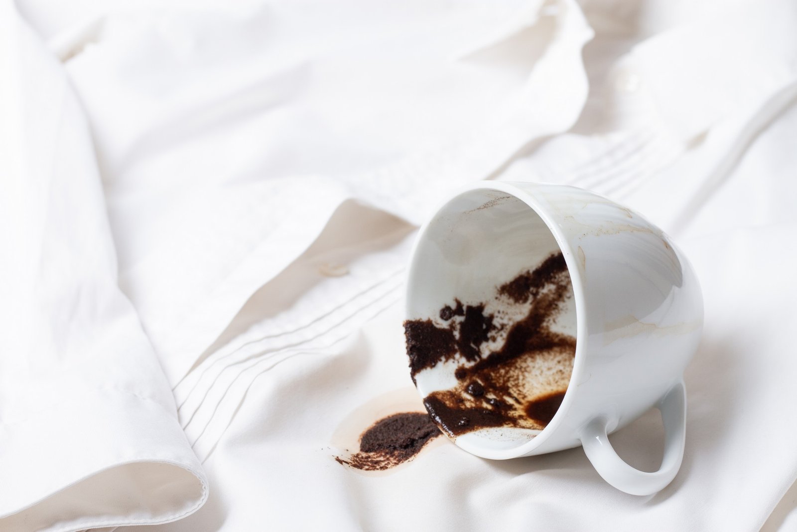 Kaffeeflecken auf einem weißen Hemd