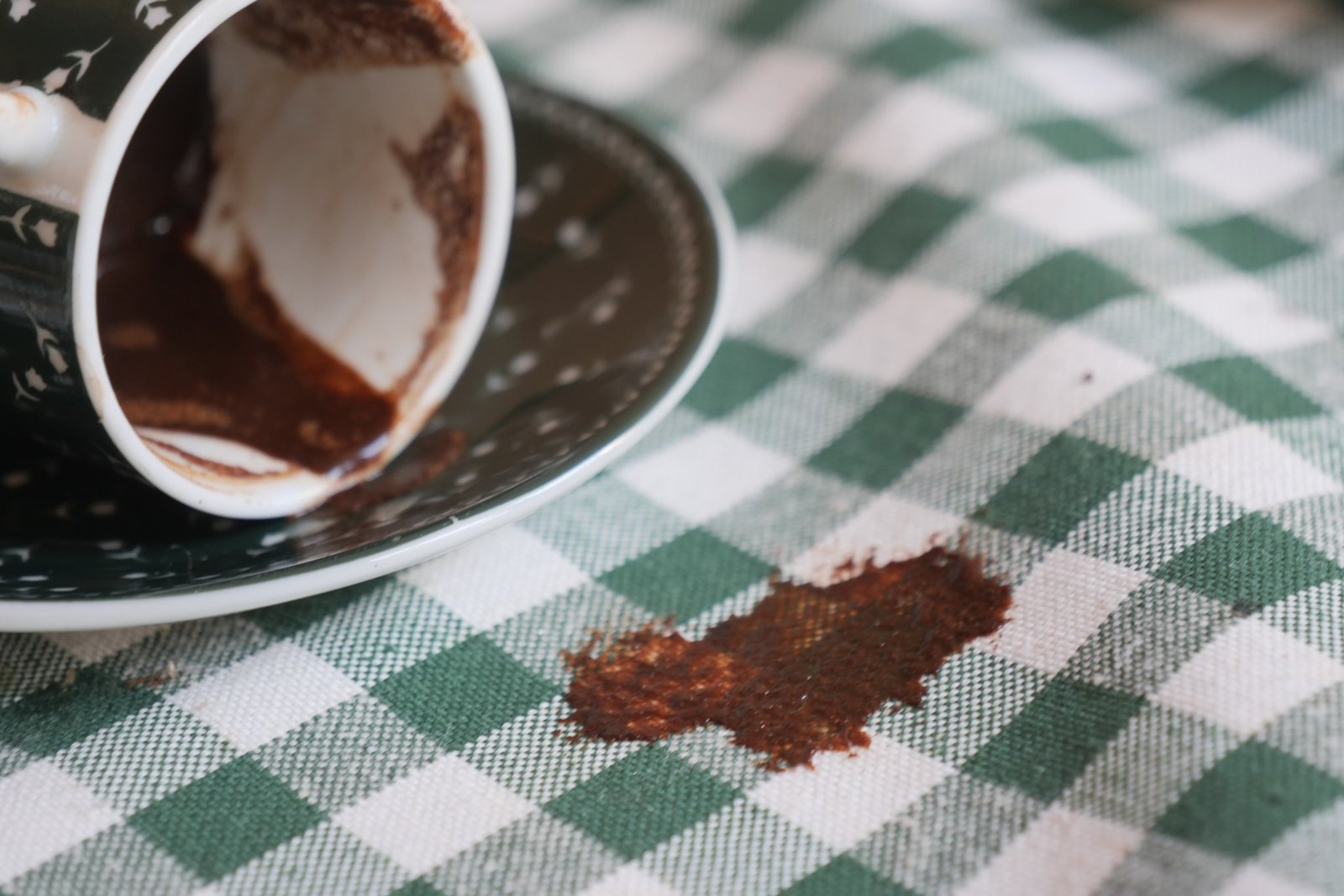 Kaffeefleck auf Textiloberfläche