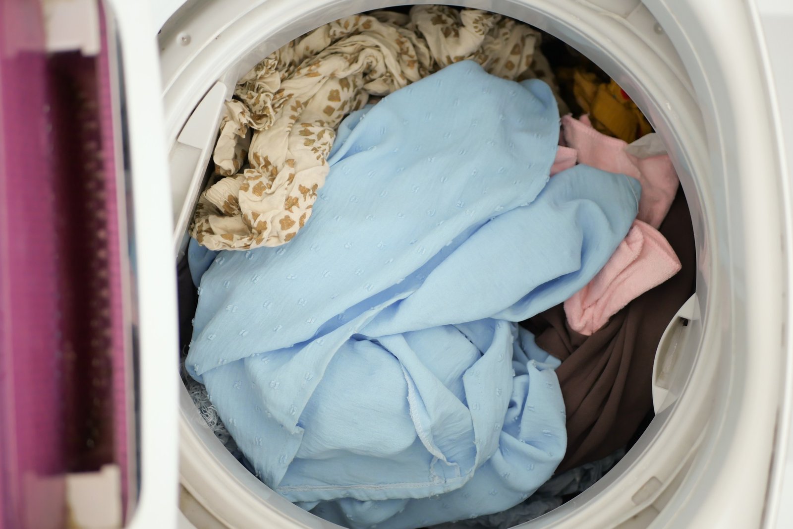 Kleidung nach dem Waschen mit eingewaschenen Flecken